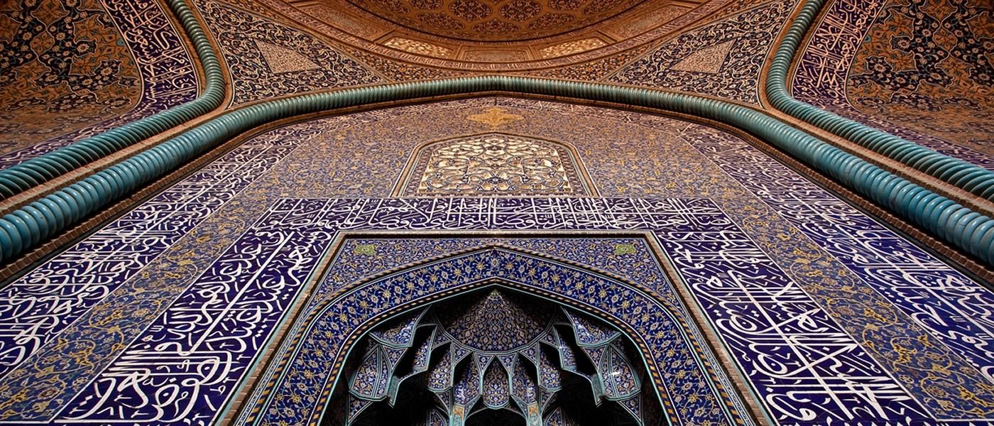 The calligraphic facade of Sheikh Lotfollah Mosque, one of the masterpieces of Iranian architecture that was built during the Safavid Empire.